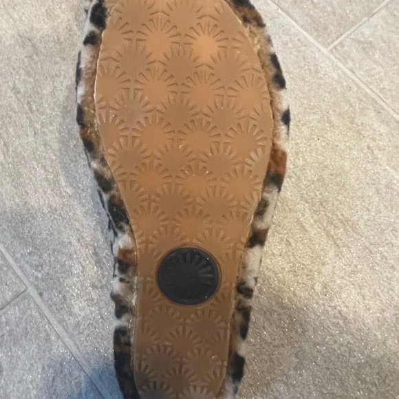 Like new, comfy UGG Fluff Yeah Slide leopard print slippers… what’s not to love! - Picture 3 of 4